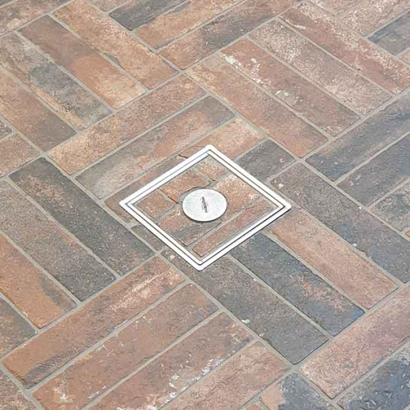 Vloercontactdoos Powerbox in stenen vloer voorzien van RVS S25 IP54 dekselset voor natte reiniging